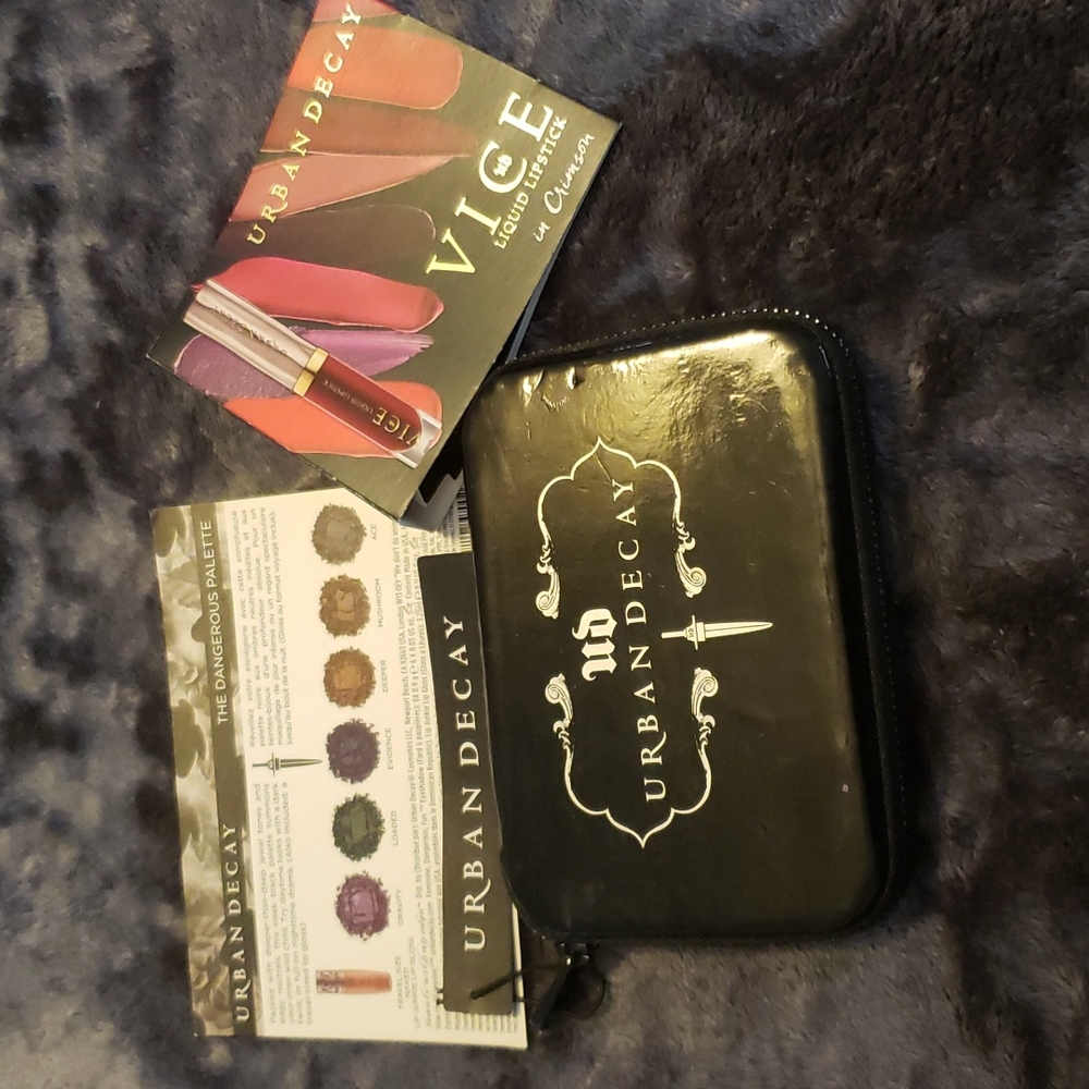 URBAN DECAY The Dangerous Palette